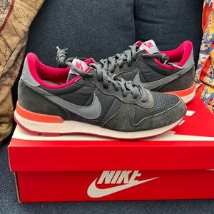 WMNS NIKE INTERNATIONALIST Sz 8